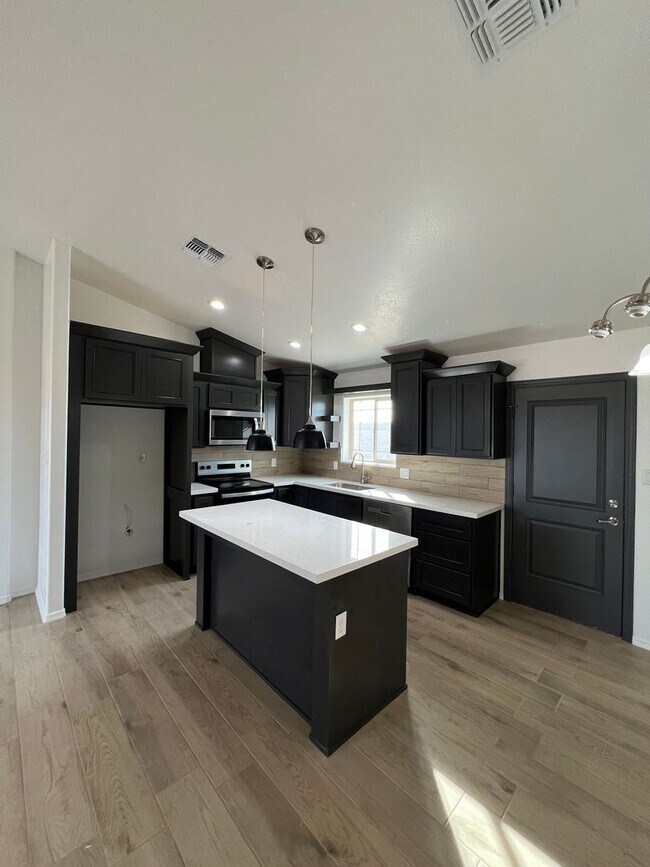 Building Photo - NEWER 3 BEDROOM HOME!