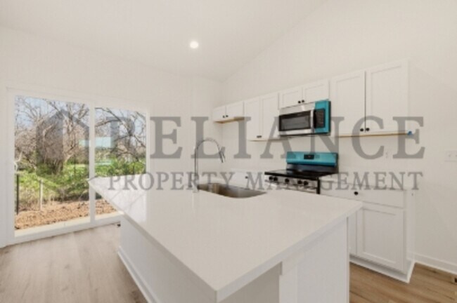 Building Photo - 5301 N Pinecrest Ct