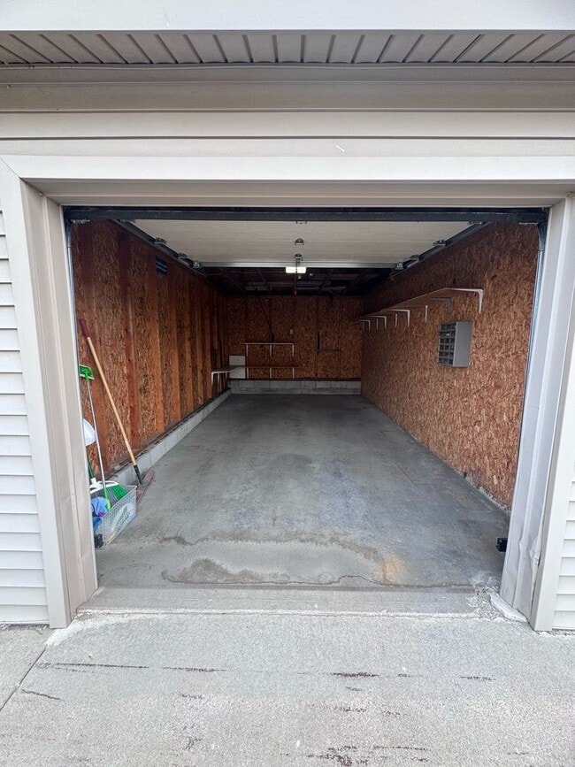 Building Photo - 3 BEDROOM CONDO WITH A 1 CAR GARAGE AND INCLUDES UTILITIES!