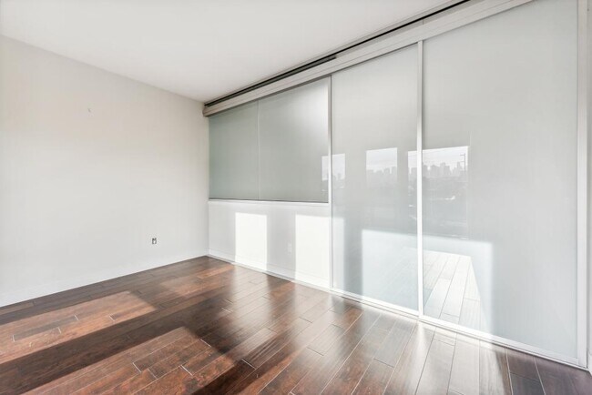 Building Photo - Eastlake Contemporary Townhome - 2 bedrooms