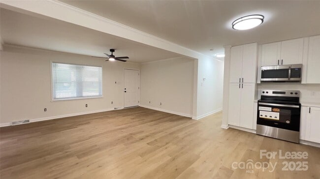 Building Photo - 308 Robinson Ave