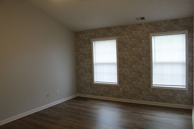 Building Photo - Beautifully Renovated Home in Worthington ...