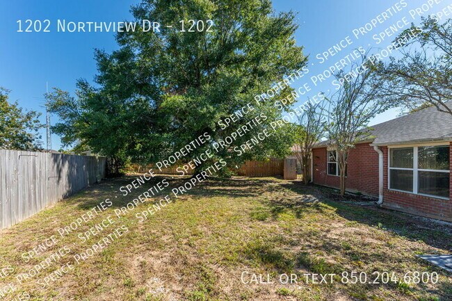 Building Photo - 1202 Northview Dr