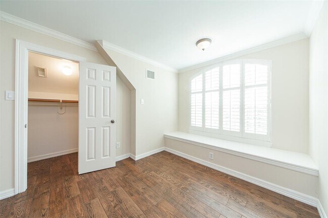 Building Photo - 6318 Elm Ct