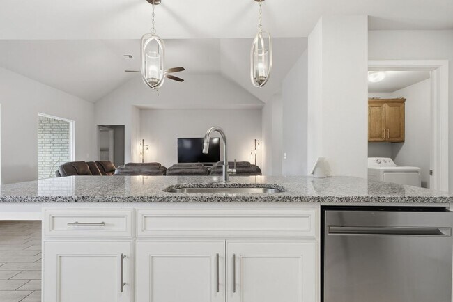 Building Photo - Welcome to this exceptionally well maintained like new home located in the Estates at Morrow Place