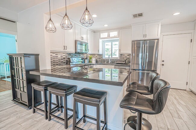 Building Photo - Beautifully Remodeled Home Move-In Ready!
