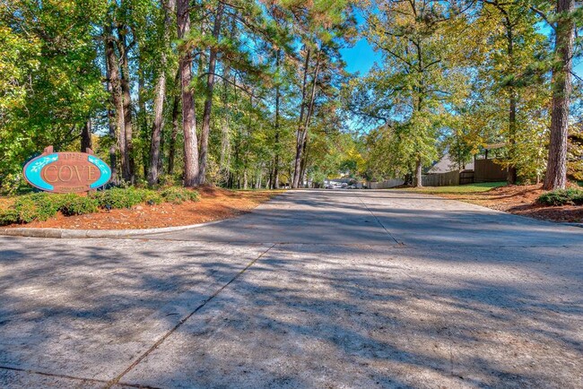 Building Photo - 3900 Aspen Dr