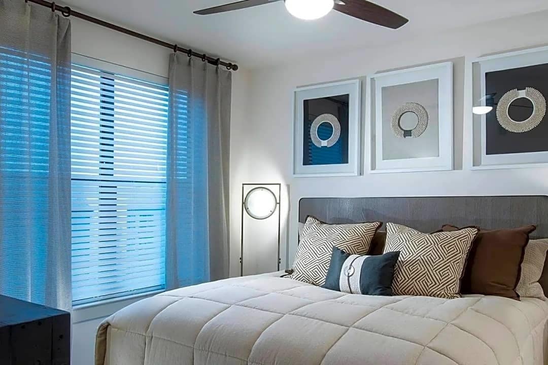 Building Photo - 411 W 7th St