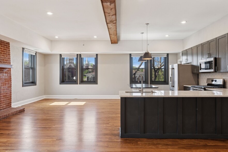 Building Photo - 107 Chestnut St E