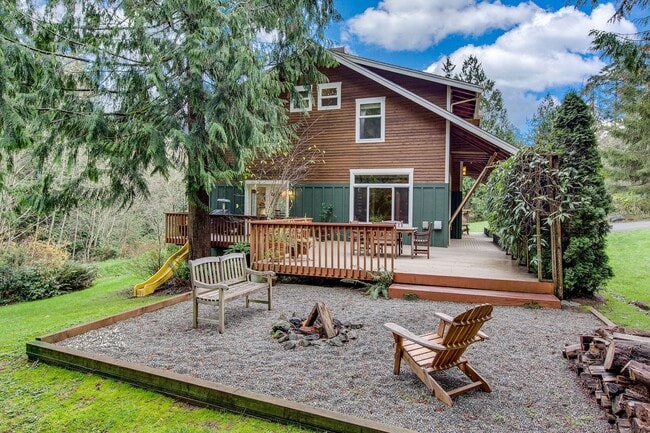 Building Photo - Beautiful Bainbridge Home