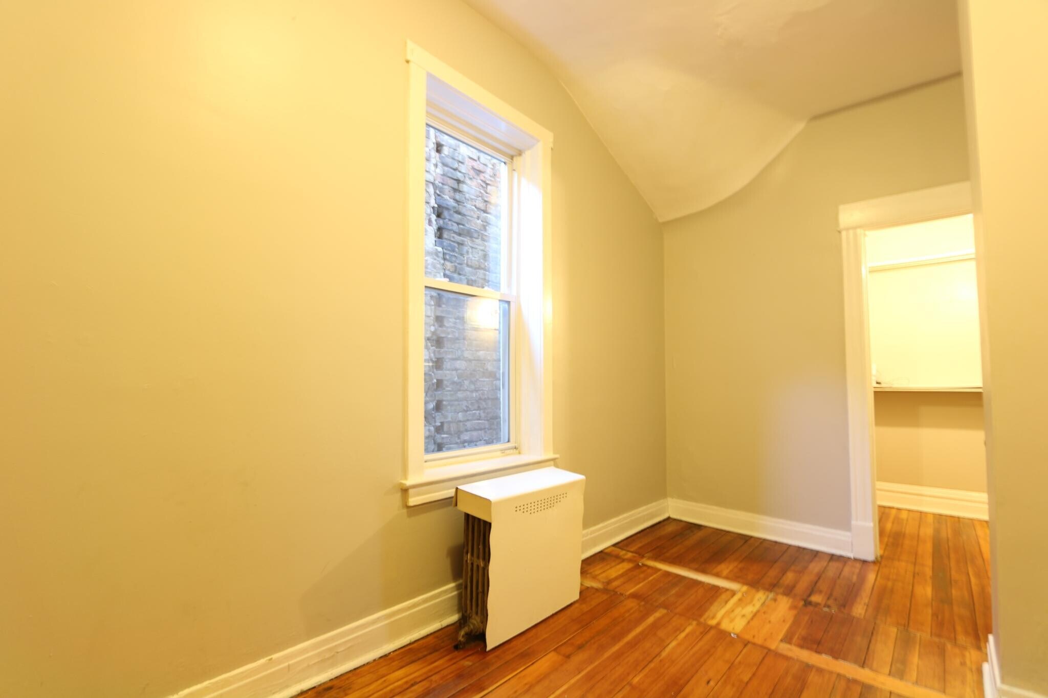 Building Photo - 2440 S Oakley Ave