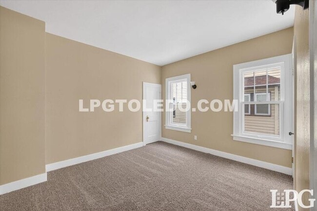 Building Photo - 4136 N Lockwood Ave