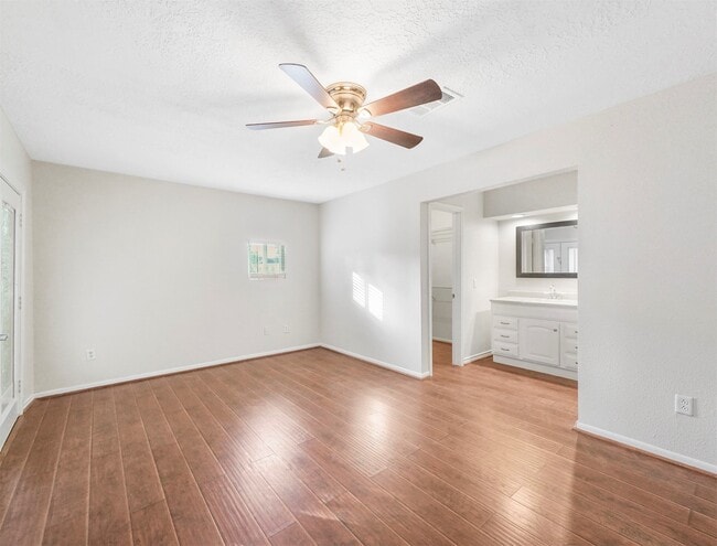 Building Photo - 817 Willow Creek Dr