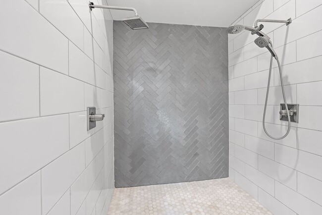 Building Photo - Walkable Luxury in Edgehill