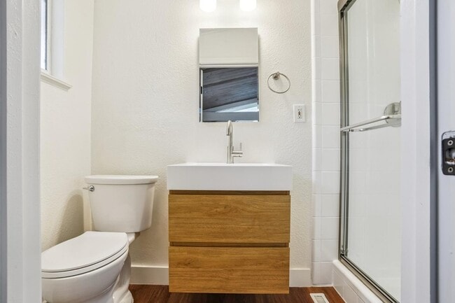 Building Photo - 6900 Thornhill Dr