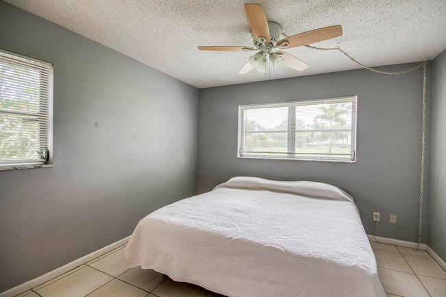 Building Photo - 18081 SE Country Club Dr