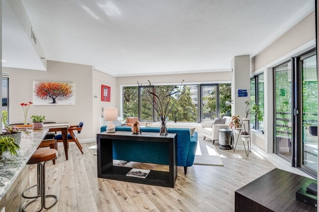 Building Photo - Beautiful 2 Bed, 2 Bath Rental Condo in Portland Goose Hollow neighborhood!