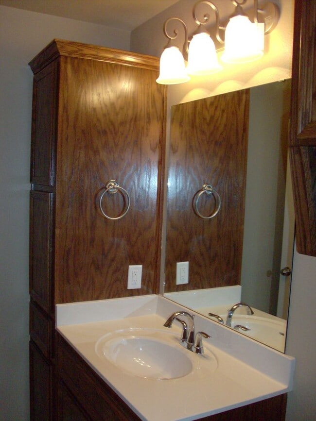 Building Photo - 3 Bedroom / 2 Bath Duplex off Clear Creek ...