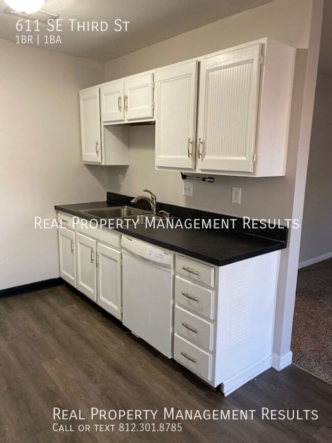 Building Photo - 611 SE Third St-