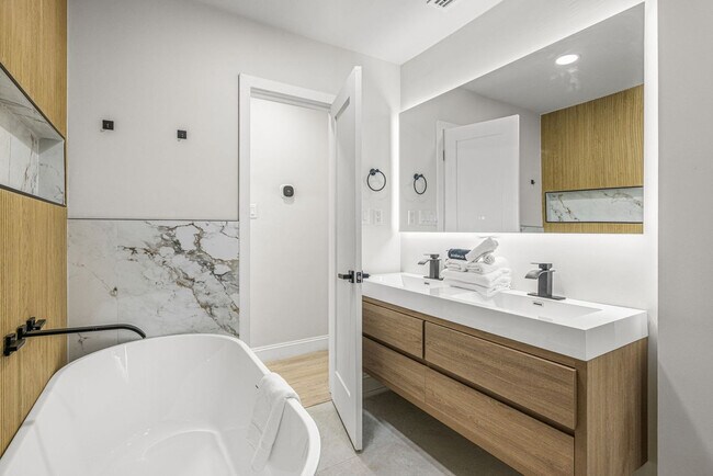 Building Photo - 510 79th Ave