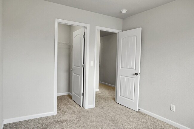 Building Photo - $2,300.00 - 3 Bedrooms, 2.5 Bathroom, Town...