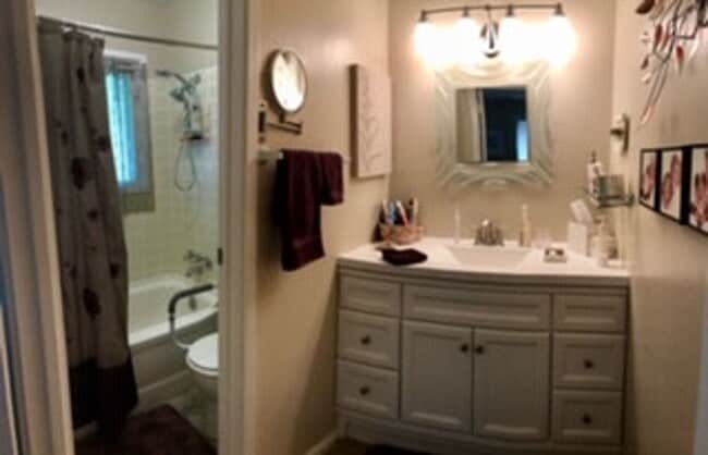 Building Photo - 3541 N Valleyview Dr
