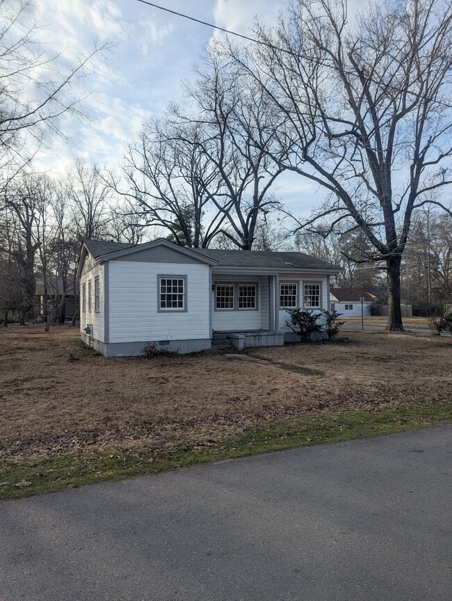 Building Photo - 3500 S Poplar St