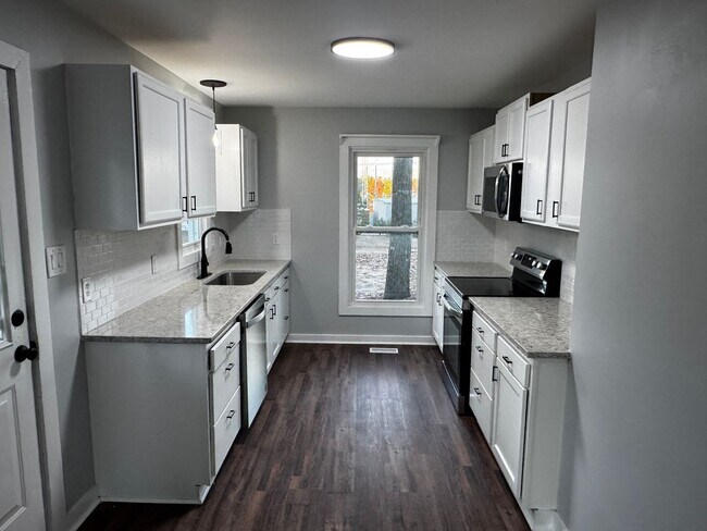 Building Photo - Modern 3BR / 2.5BA Home with Granite Kitchen, Loft and Storage