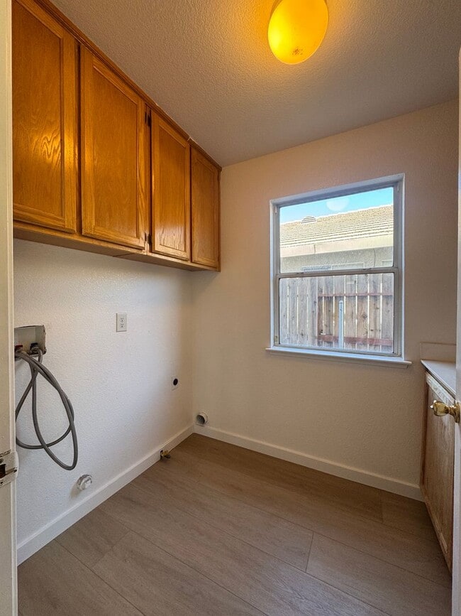 Building Photo - Great Location! 4BD and 2.5BA recently rem...