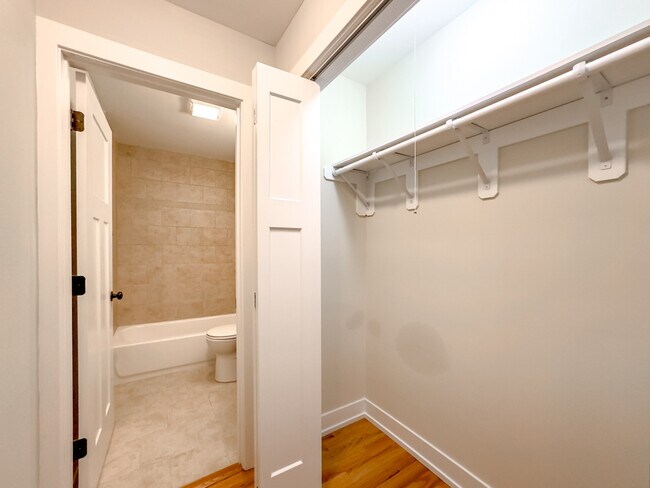Building Photo - 510 W Briar Pl