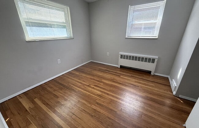 Interior Photo - Ludlow 922-926