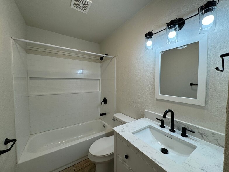 Building Photo - 2316 Andover Dr