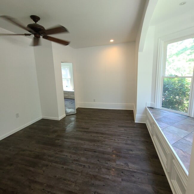 Building Photo - 309 Lake St