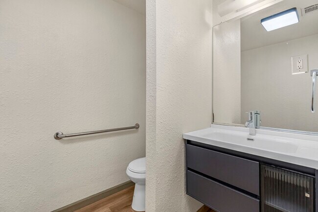 Building Photo - 5170 E Huntington Ave