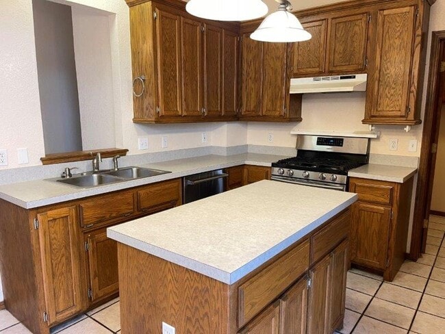 Building Photo - New Paint! 3 beds, 2 full baths, 2 car garage home for rent in S. OKC and Moore schools!