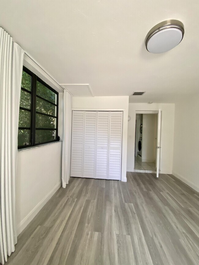 Building Photo - 1101 Bay Dr