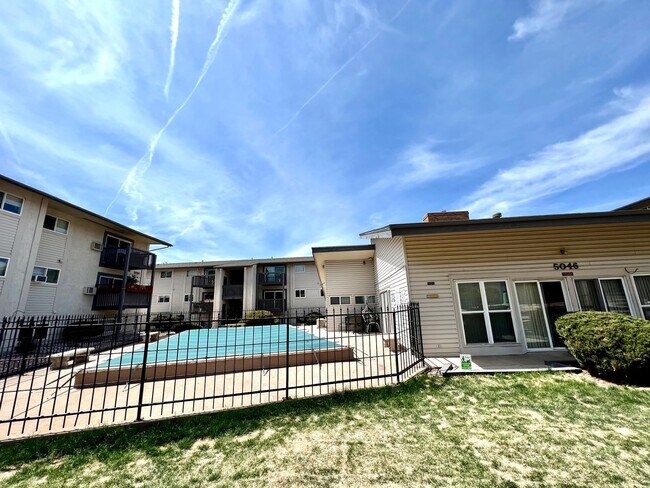 Building Photo - Furnished Cozy 1 Bedroom / 1 Bath Condo - ...