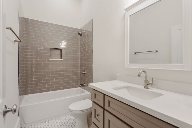 Building Photo - Gorgeous 2BD/2BA Uptown