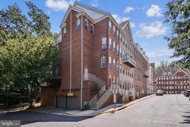 Building Photo - 2663 Manhattan Pl