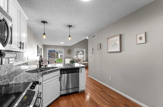 Building Photo - Elegant 3-Bed Single Family with Fireplace & Hardwood Floors in Shakopee – 2345 Sq Ft of Comfort
