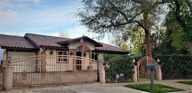 Building Photo - Exquisite 4 Bedroom + Office Single-Level Residence with Pool/BBQ in a Prime South-of-the-Bouleva...