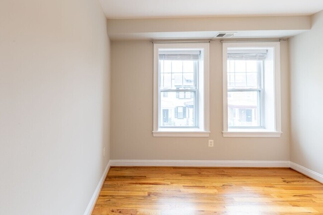 Building Photo - Charming One Bedroom w/ Den in Columbia He...