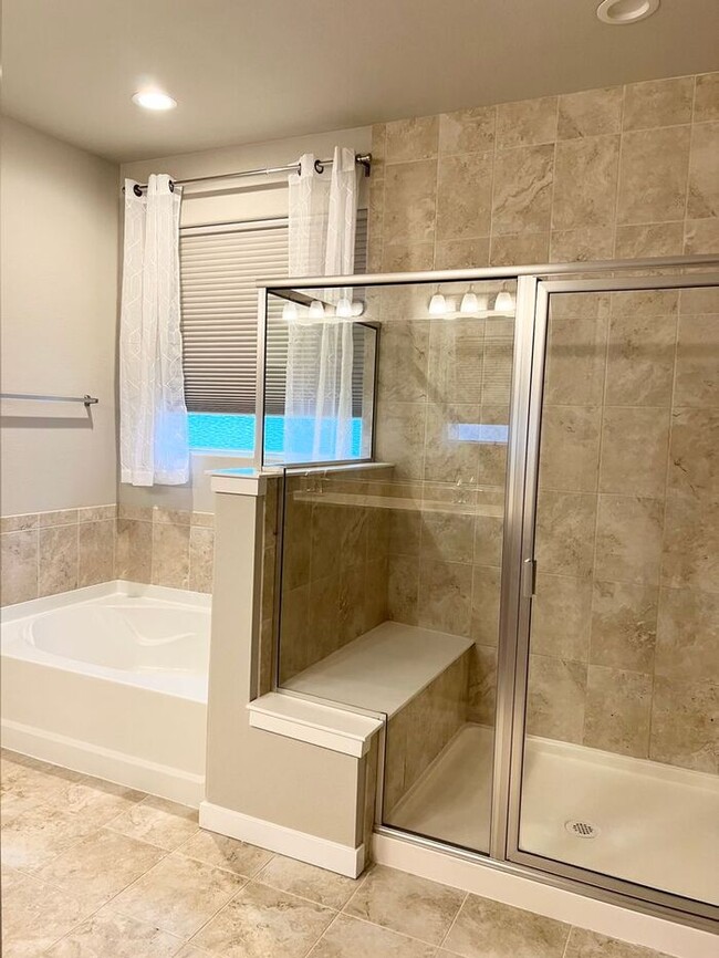 Building Photo - 5 Bedroom/4 Bathroom Ranch Style Home Loca...