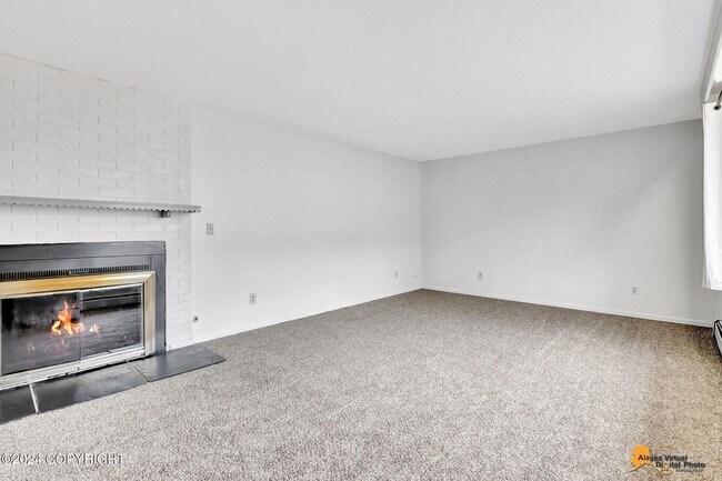Building Photo - The Single-Family Alternative: 4BD/2BA Triplex Unit with Modern Comforts