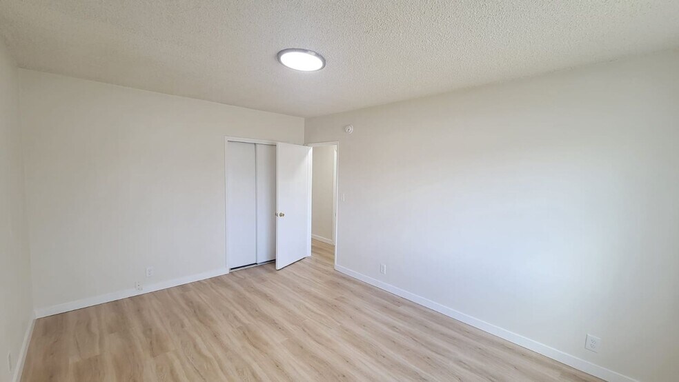 Building Photo - 13115 Oxnard St
