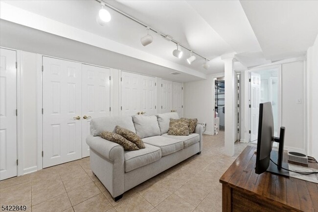 Building Photo - 260 Walnut St