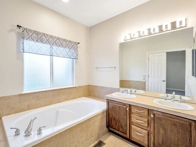 Building Photo - 2228 Red Maple Cir