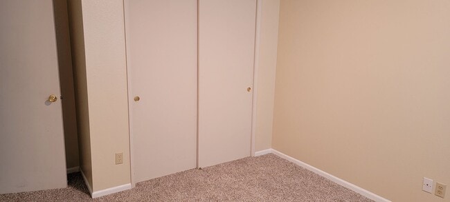 Building Photo - CUTE SINGLE LEVEL DUPLEX - CASCADE PARK