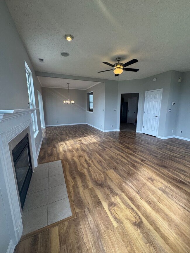 Building Photo - Three Bedroom Home with Fenced in Yard!