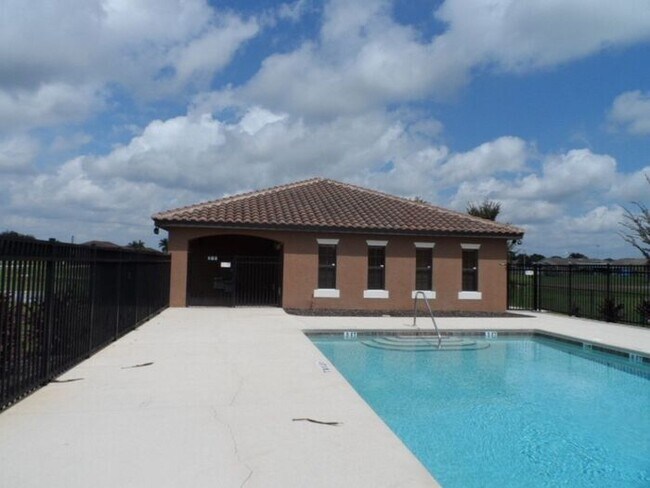 Building Photo - Gated Community of La Fortuna in Kissimmee